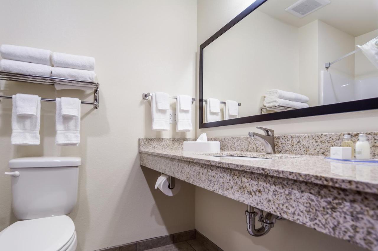 Cobblestone Inn & Suites-Fremont Esterno foto