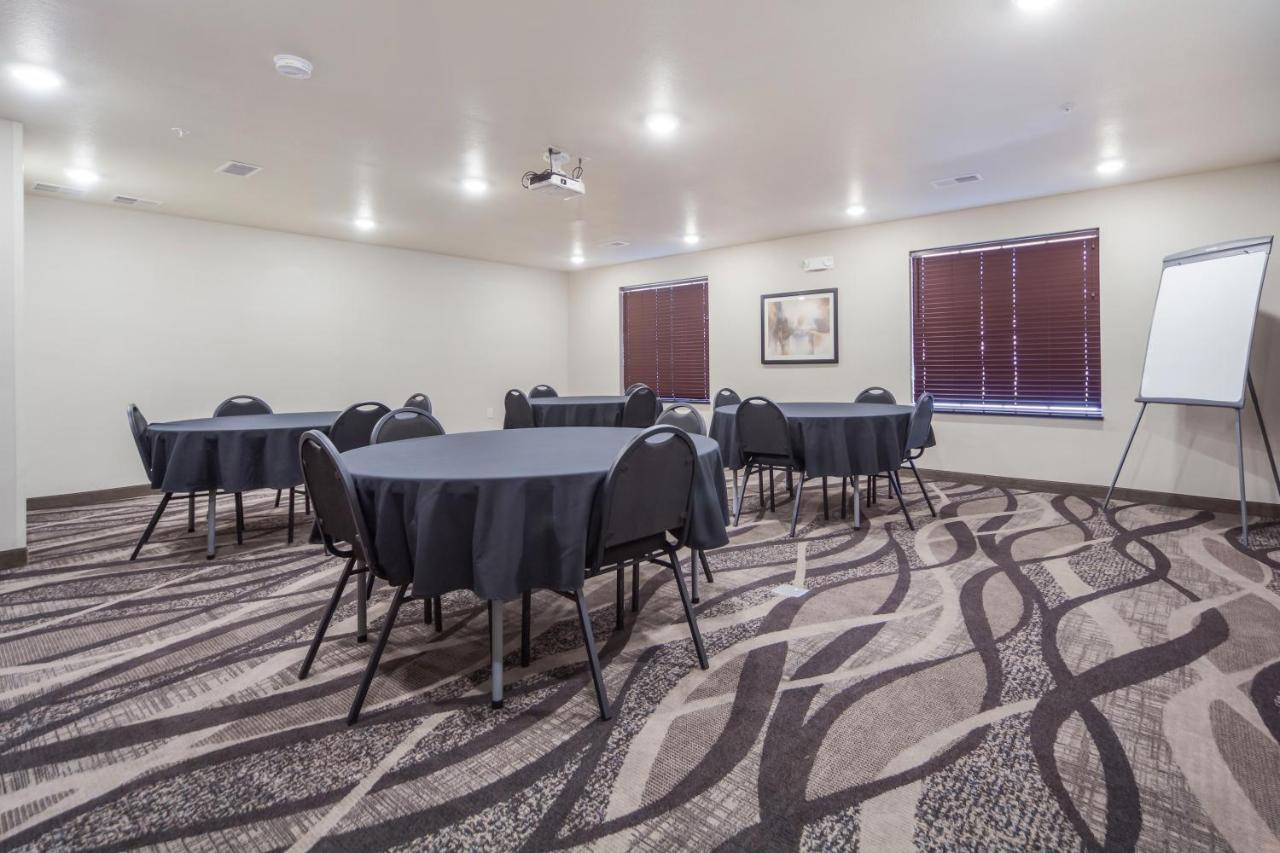 Cobblestone Inn & Suites-Fremont Esterno foto