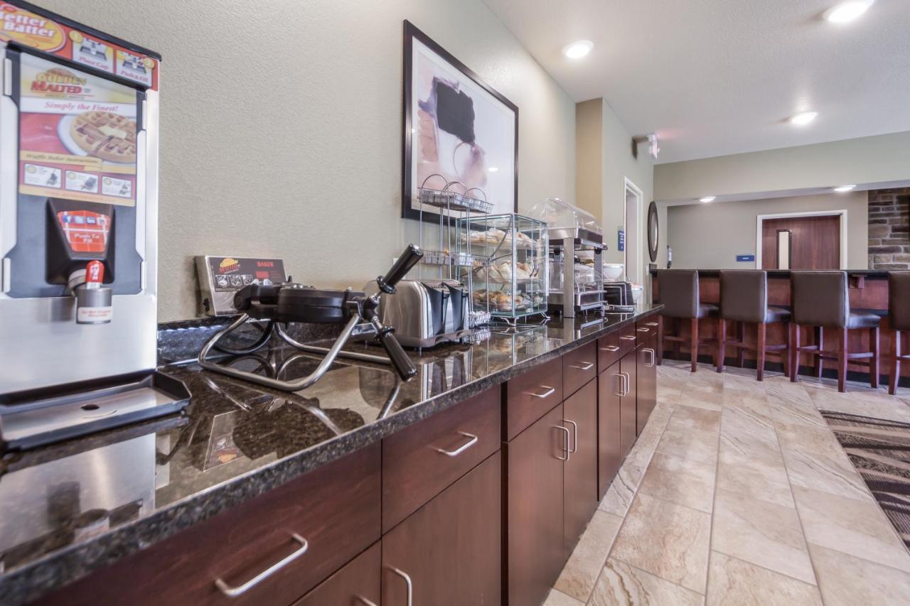 Cobblestone Inn & Suites-Fremont Esterno foto
