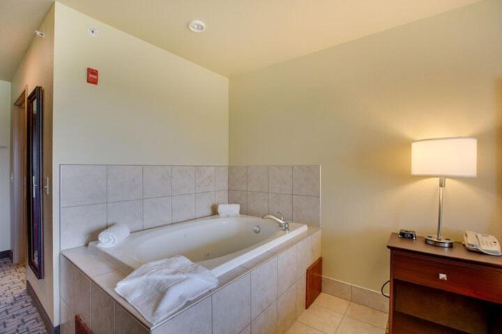 Cobblestone Inn & Suites-Fremont Esterno foto